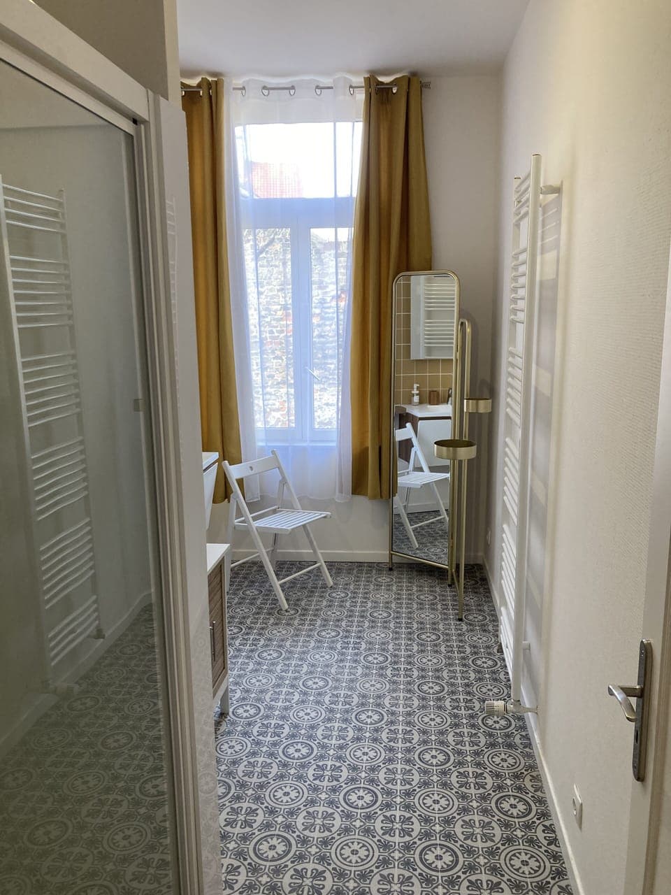 Family Apartment | Bathroom | Shower, hair dryer, towels, shampoo