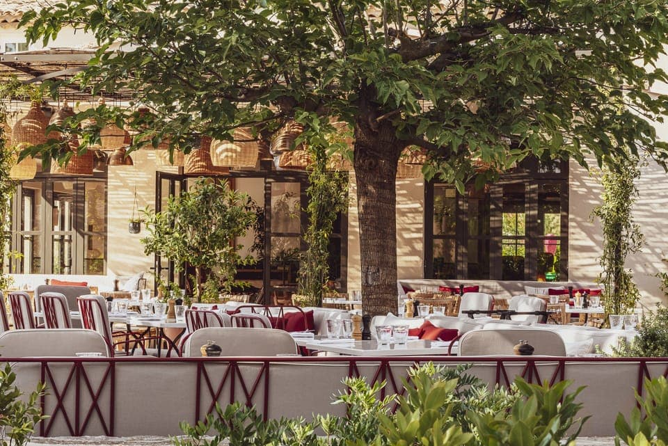 2 restaurants, lunch served