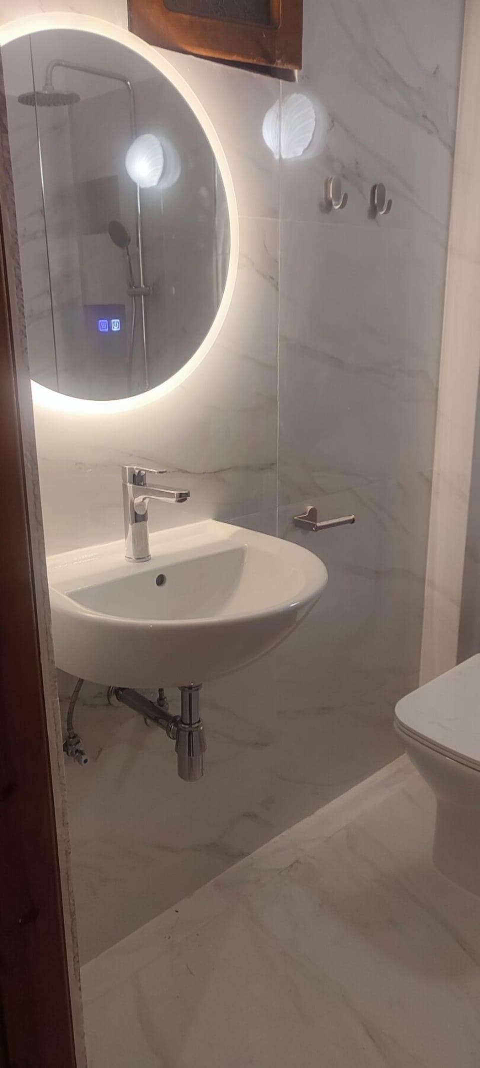 Rainfall showerhead, hair dryer, towels