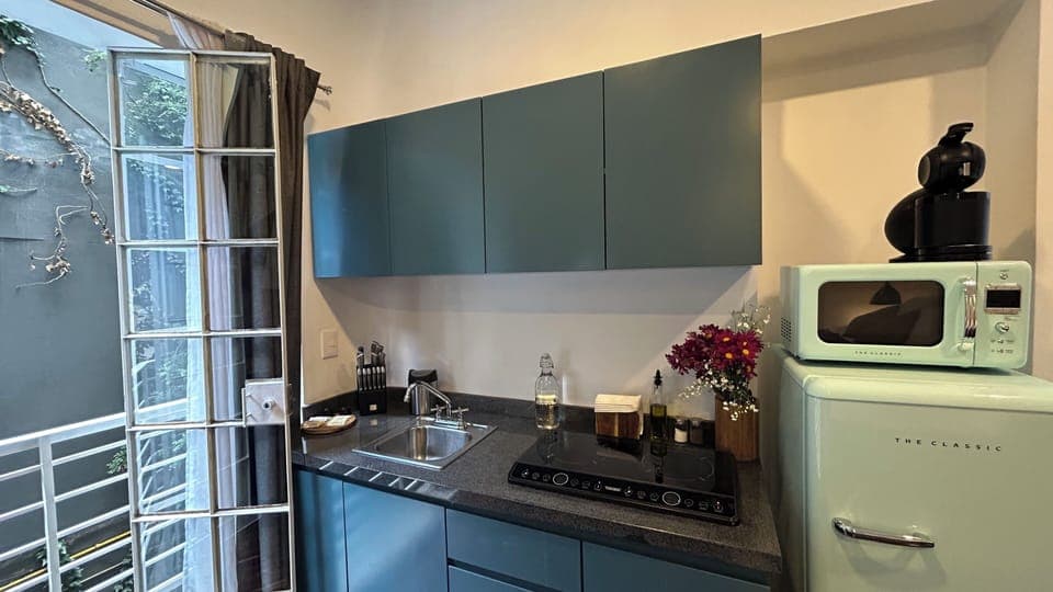 Stovetop, dishwasher, espresso maker, coffee/tea maker