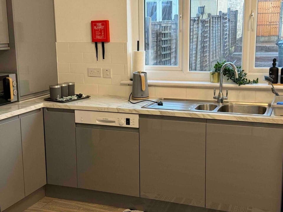 House | Private kitchen | Fridge, microwave, oven, stovetop