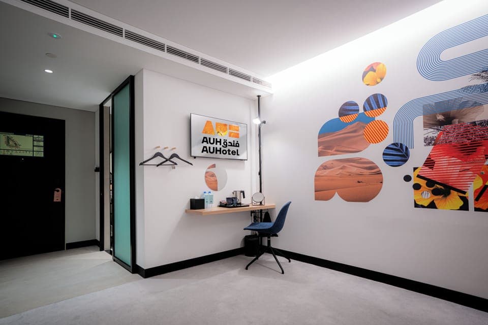 Desk, laptop workspace, iron/ironing board, free WiFi