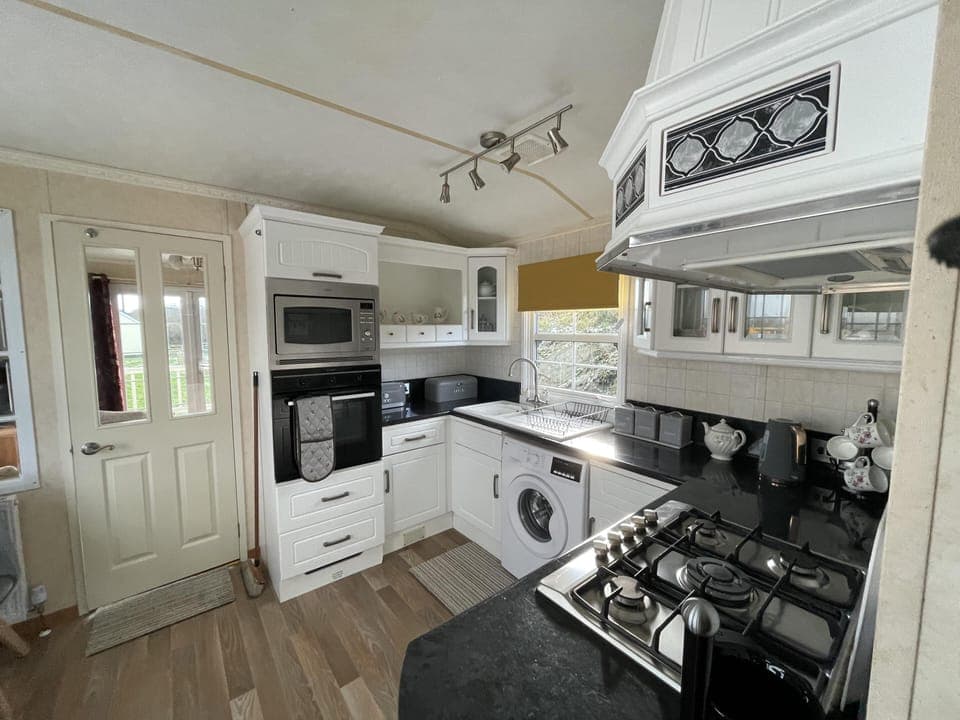 Chalet | Private kitchen | Fridge, microwave, oven, stovetop
