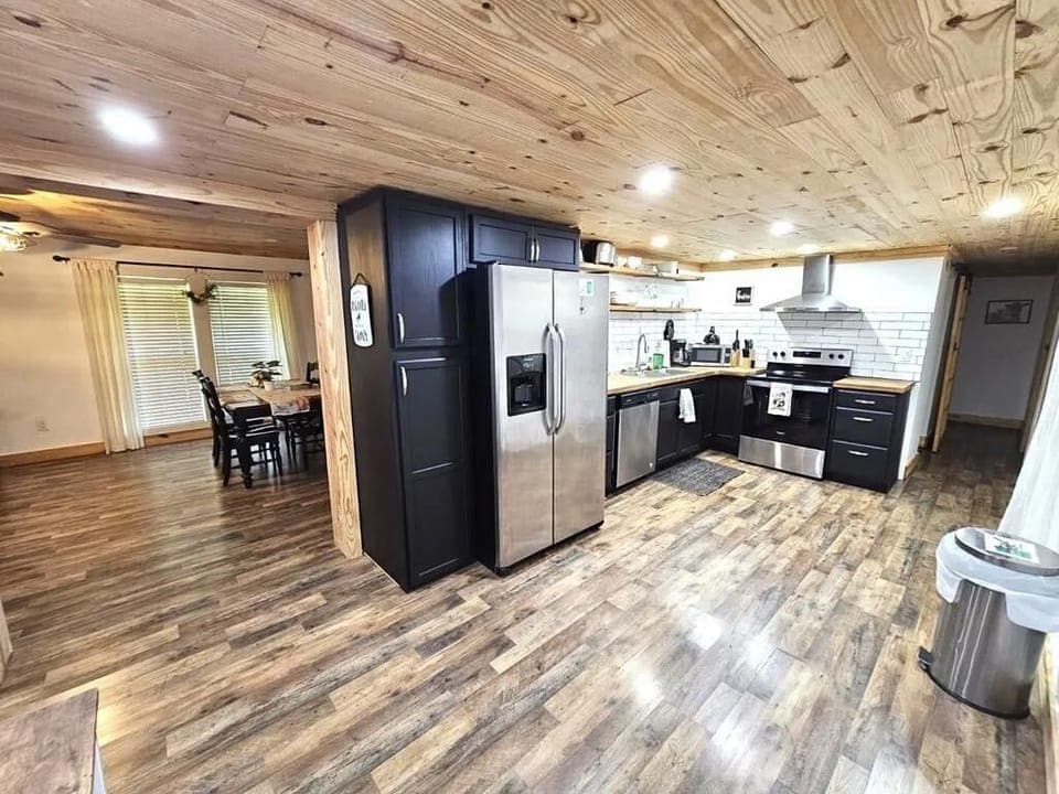 Kitchen: Modern appliances and rustic charm create a perfect space for memorable meals!