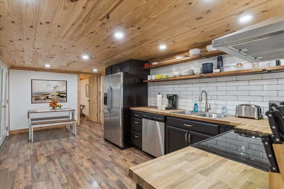 Enjoy culinary adventures in this stylish kitchen with modern appliances and natural wood vibes!

Image 4

Kitchen: Modern appliances meet stylish decor, perfect for culinary adventures!