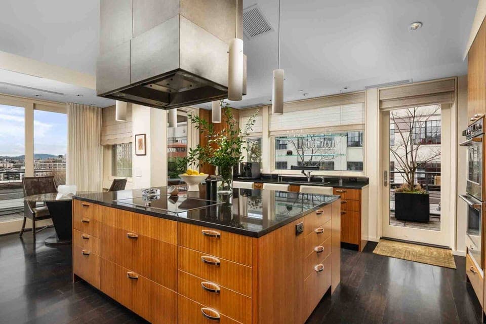 Cook a delicious dinner in this fully equipped kitchen.