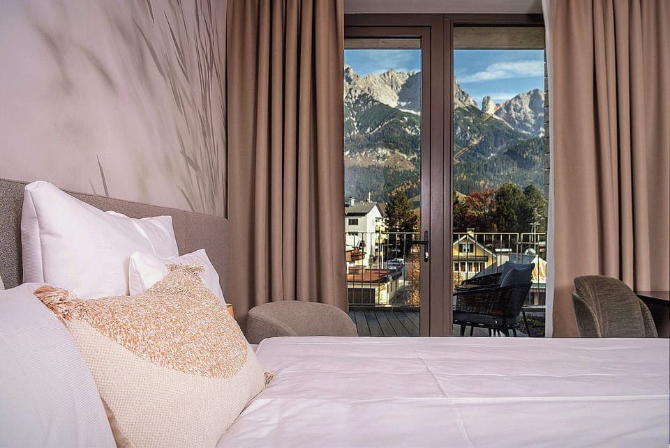 Premium Suite | Hypo-allergenic bedding, minibar, in-room safe, desk