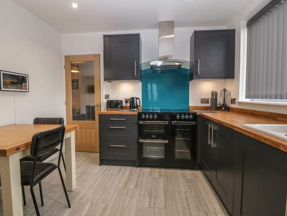 Dishwasher, electric kettle, toaster, cookware/dishes/utensils