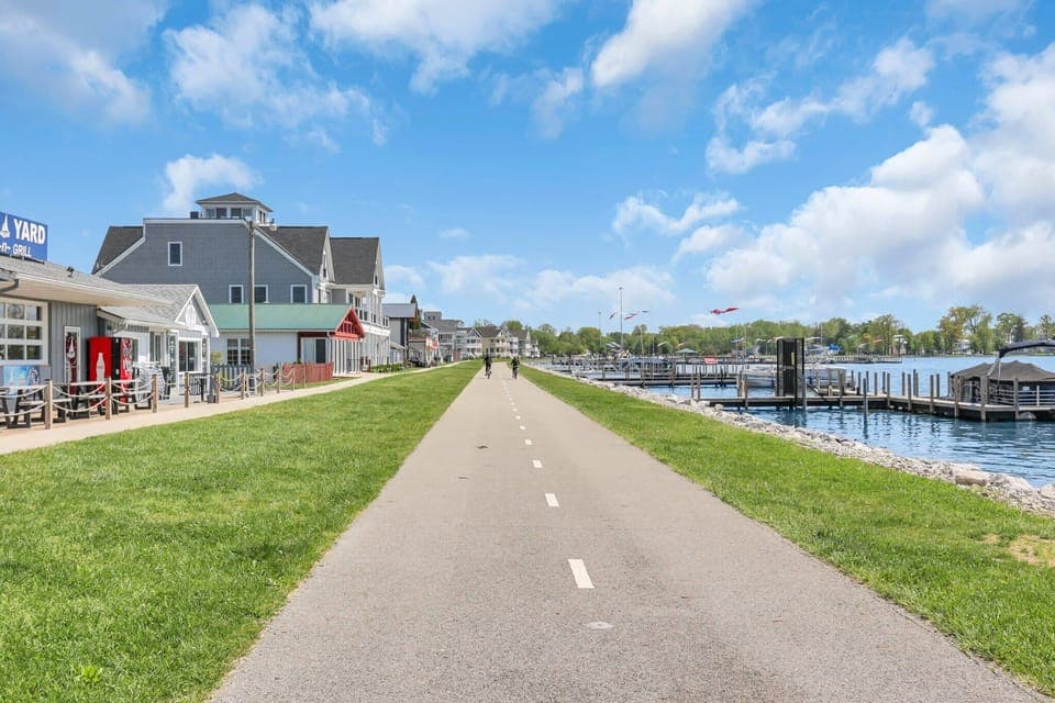 Walking/Biking path 7 min walk from the home