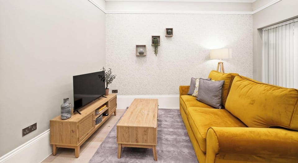 LOUNGE AREA WITH SMART TV AND NETFLIX AVAILABLE