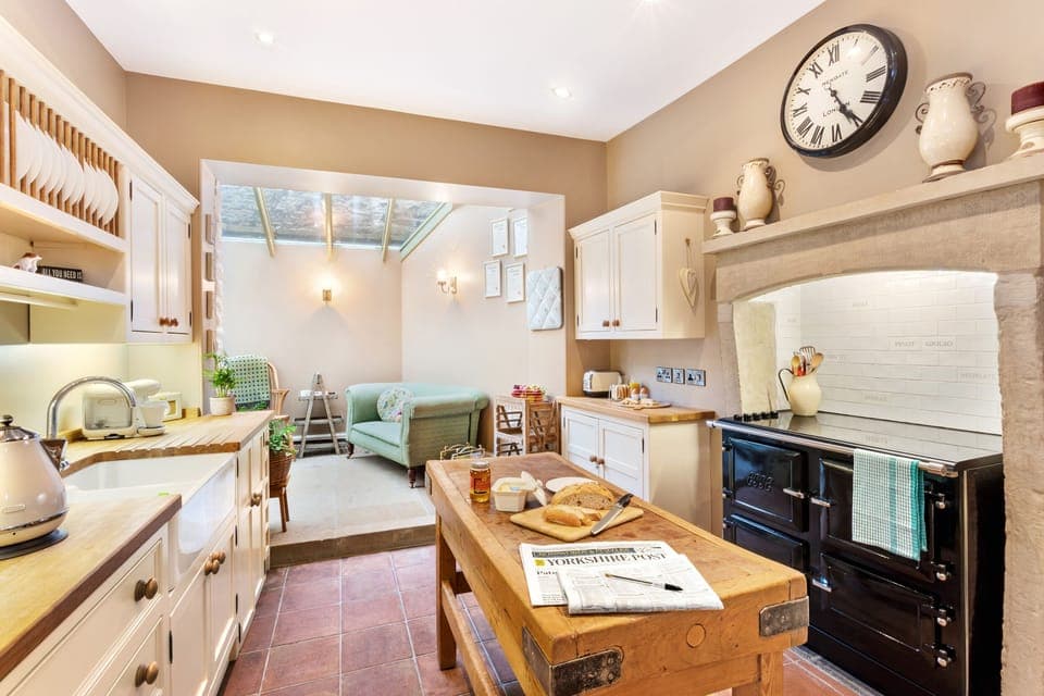 Electric kettle, toaster, cookware/dishes/utensils