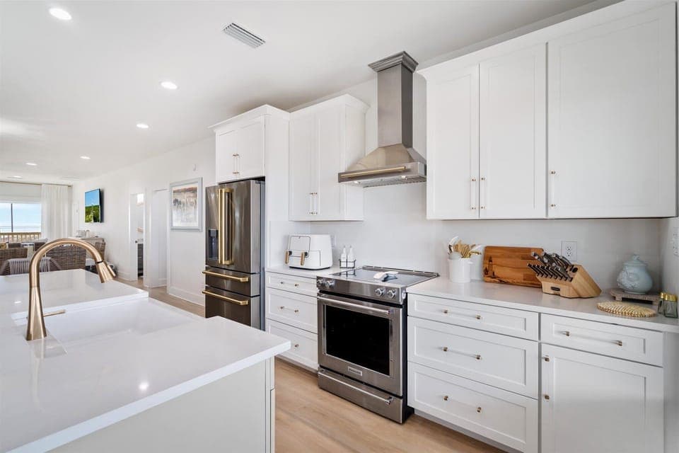 007 The Anchored Lighthouse Fully Equipped Kitchen