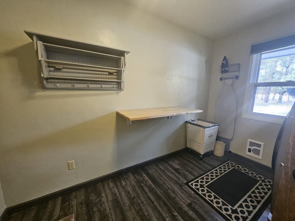 Laundry room: Folding table and expandable drying rack