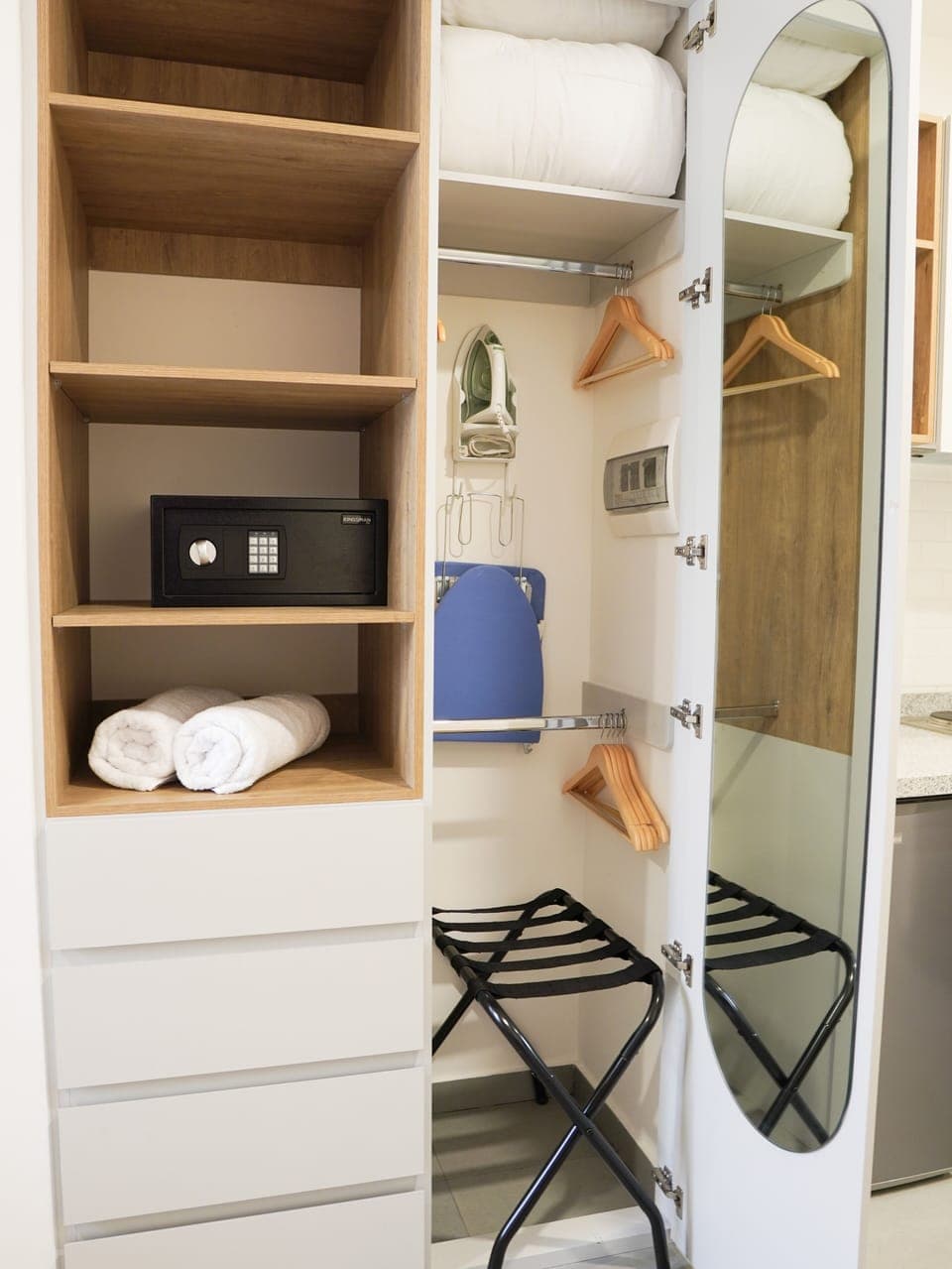 City Studio, 1 Queen Bed, Balcony | Wardrobe