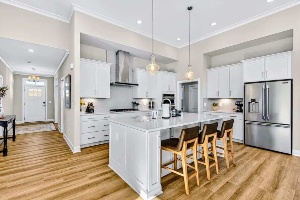 Clean, Bright, and Elevated – A polished kitchen designed for effortless hosting and relaxed togetherness.