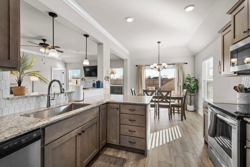 Fully stocked kitchen & dining for 6!