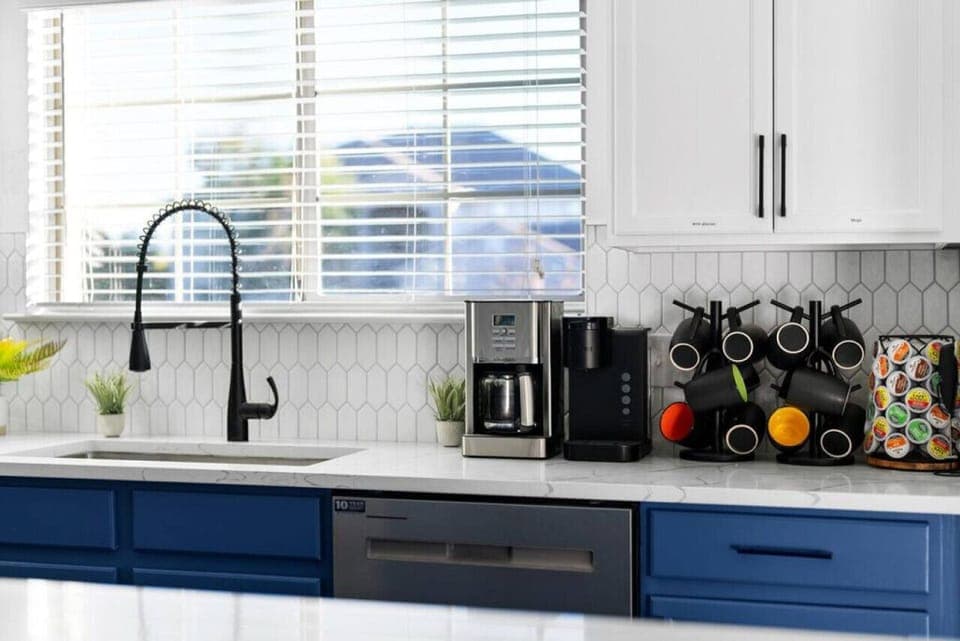 Fully equipped kitchen equipped with microwave, stove, oven, fridge, coffee machine, complimentary coffee, toaster, and more. 🍽️