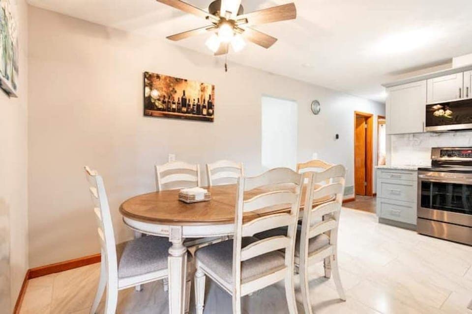 Eat-in kitchen