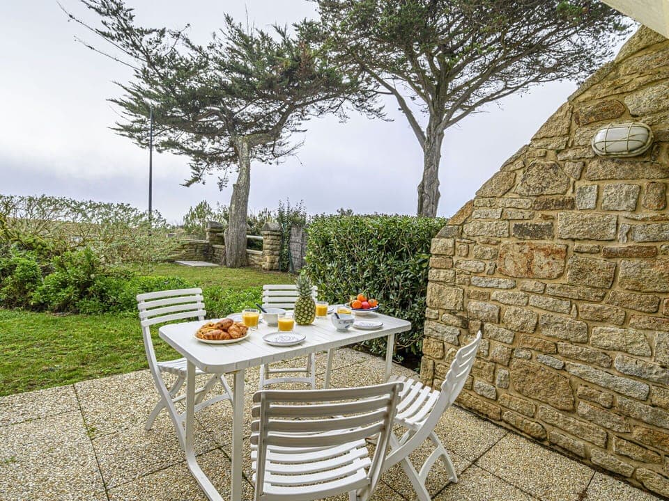 Building, Daytime, Property, Sky, Water, Plant, Window, Swimming Pool, Tree, Urban Design