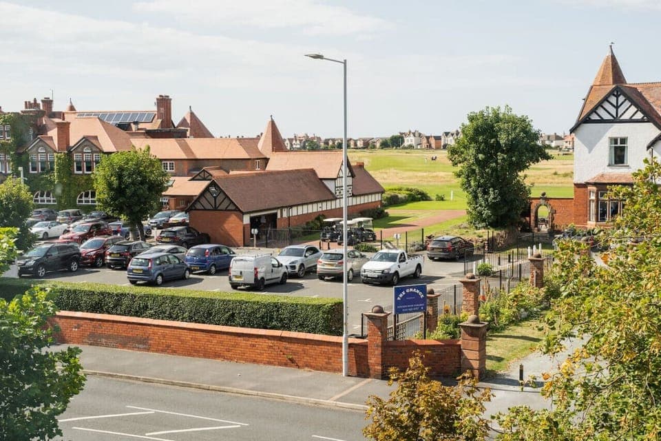 The View: enjoy stunning views overlooking the iconic Royal Liverpool Golf Club from the comfort of our beautifully refurbished flat.   A short walk away to the Course.