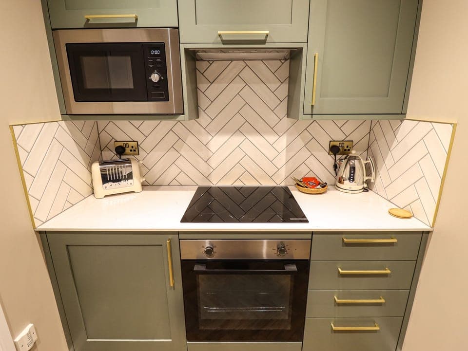 Electric kettle, toaster, cookware/dishes/utensils