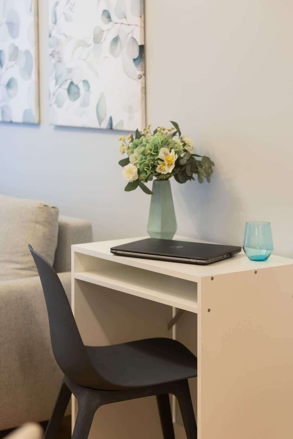 Living room with a desk with chair