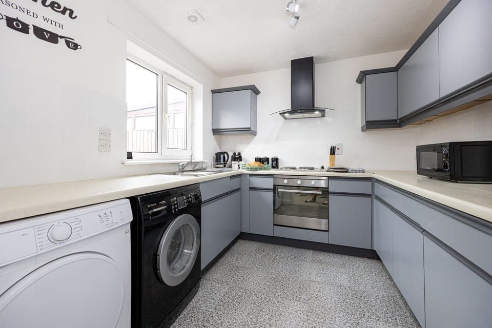 House | Private kitchen | Fridge, microwave, oven, stovetop