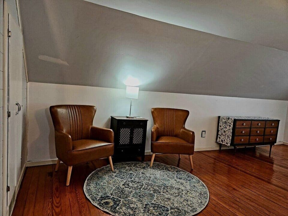 Master Suite w/ sitting area