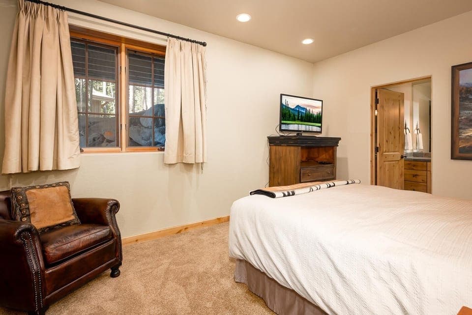 Indoors, Furniture, Living Room, Screen, Home Decor