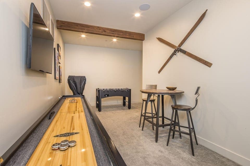 Indoors, Furniture, Table, Floor, Screen