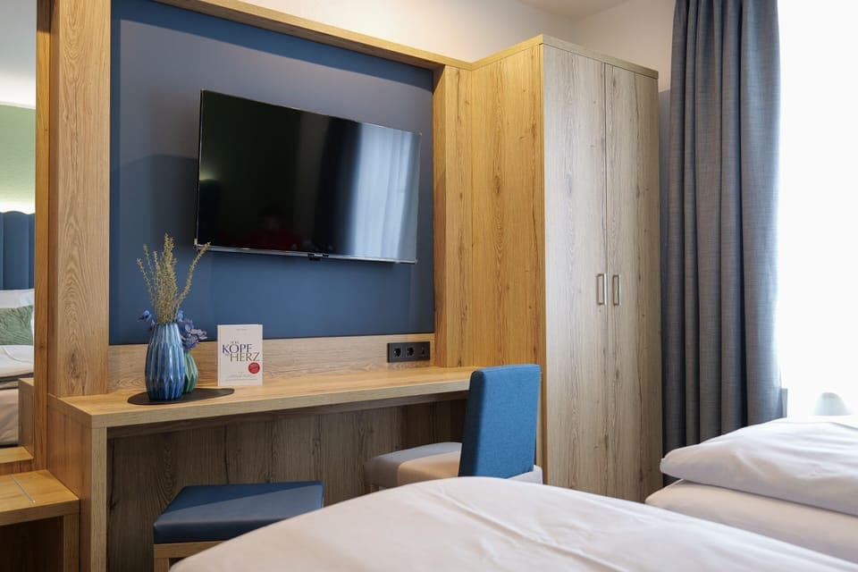 Comfort Twin Room | Living area | TV