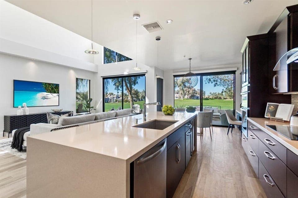Kitchen: Bright Open Floor Plan