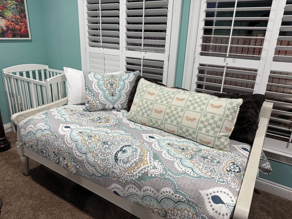 Bedroom 1: Day bed and minicrib