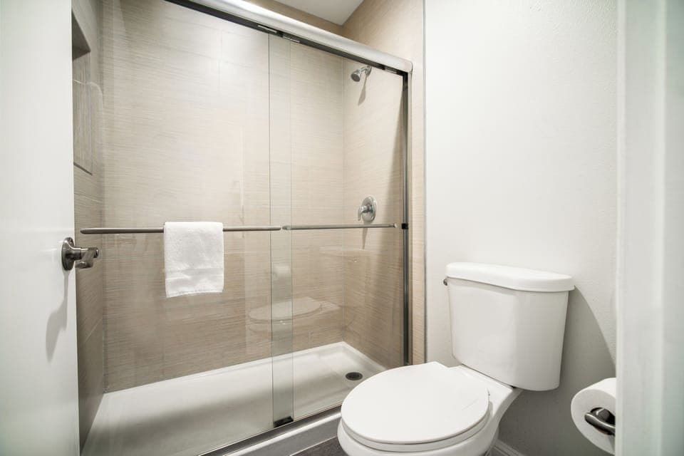 Basic Single Room, 1 Queen Bed | Bathroom | Shower, rainfall showerhead, towels, soap