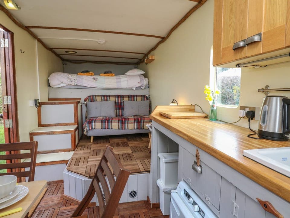 Cottage | Private kitchen | Fridge, electric kettle, toaster, cookware/dishes/utensils