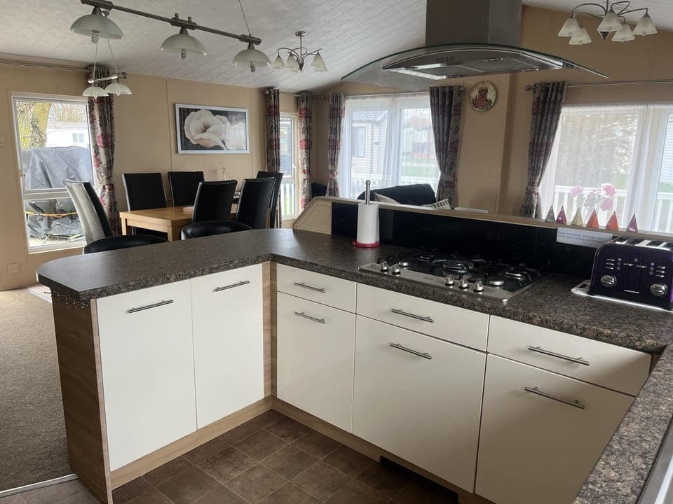 Cabin | Private kitchen | Fridge, microwave, oven, stovetop