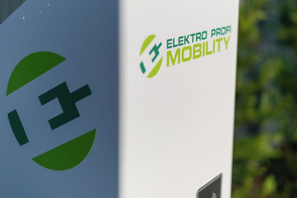 Electric vehicle charging station
