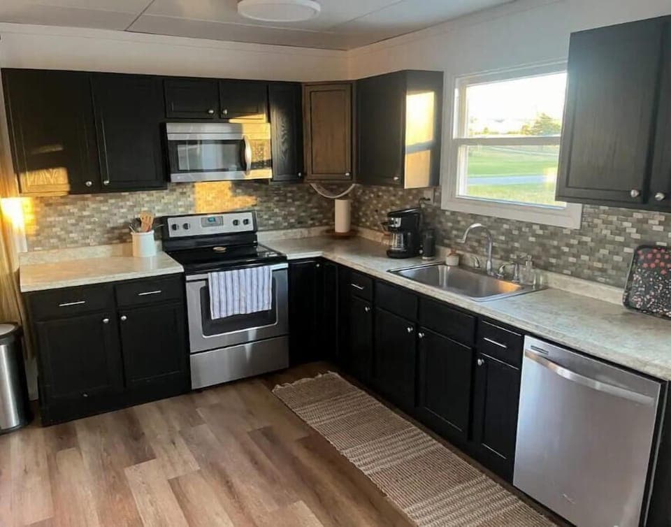 Full kitchen. Electric oven! Large Refrigerator and walk-in pantry.