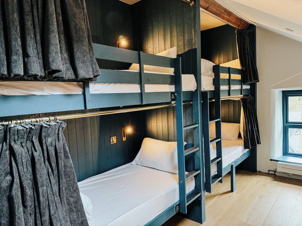 Hypo-allergenic bedding, free WiFi, bed sheets