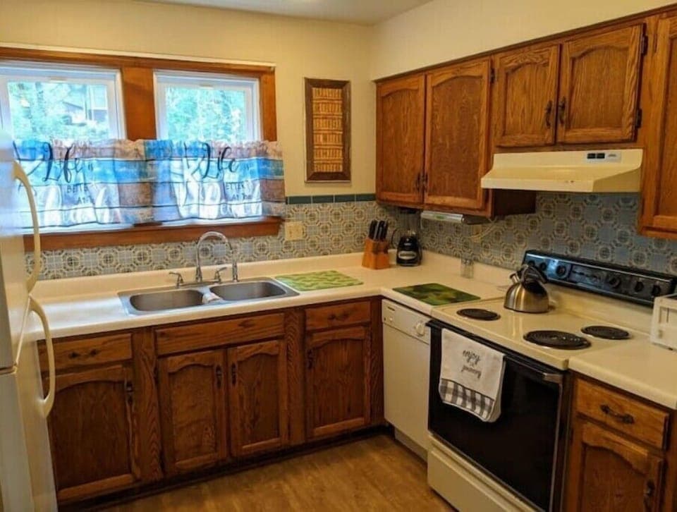 Fully stocked kitchen including blender, toaster, tea kettle. 