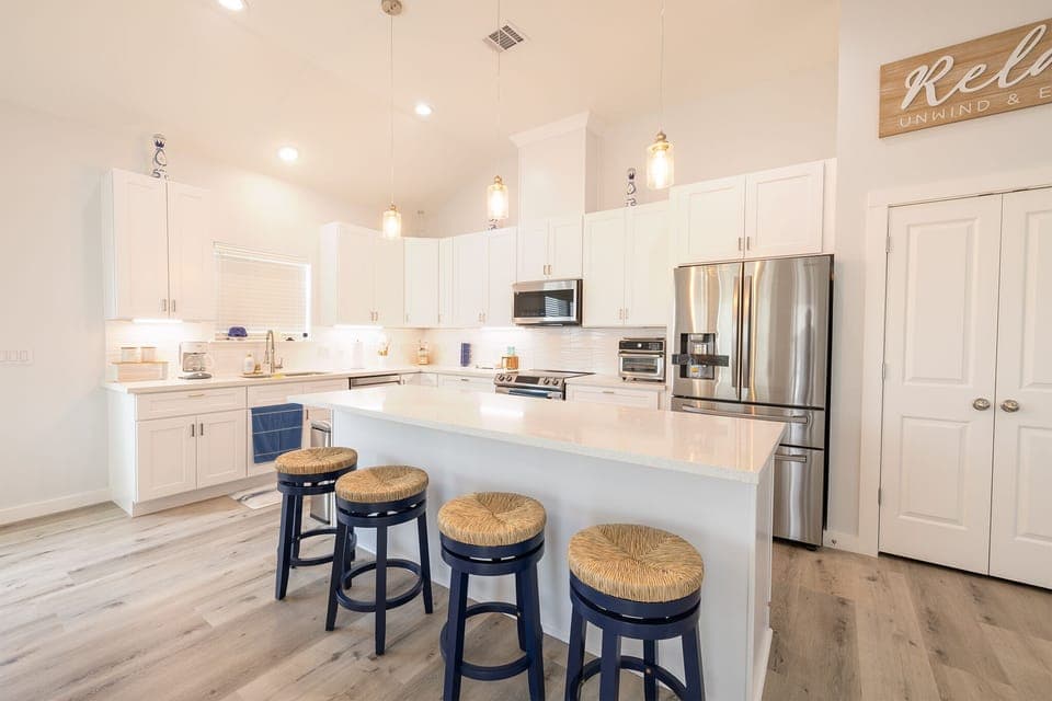 🥂 Sip, stir, and savor in our welcoming open kitchen. Cheers to good times! 🍷🍳