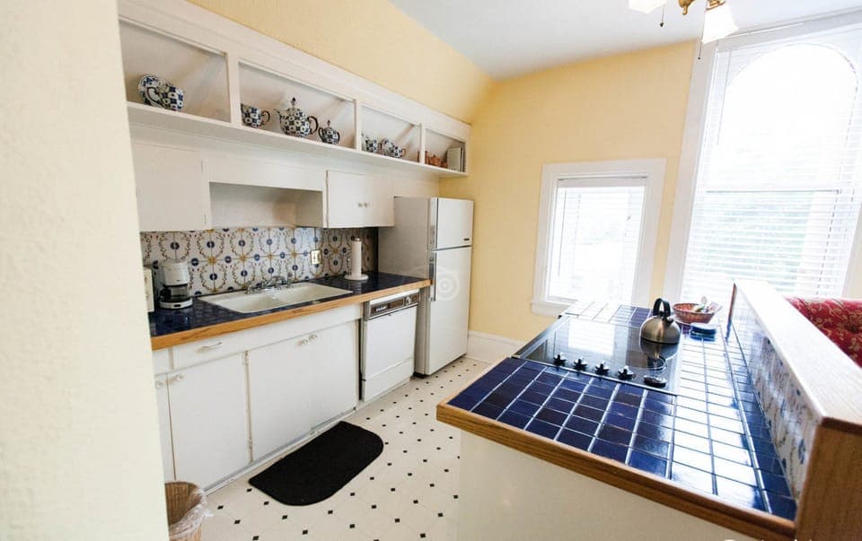 Standard Room, 1 Queen Bed with Sofa bed, Mountain View (The Elk Thistle Suite) | Private kitchen | Fridge, microwave, coffee/tea maker, electric kettle