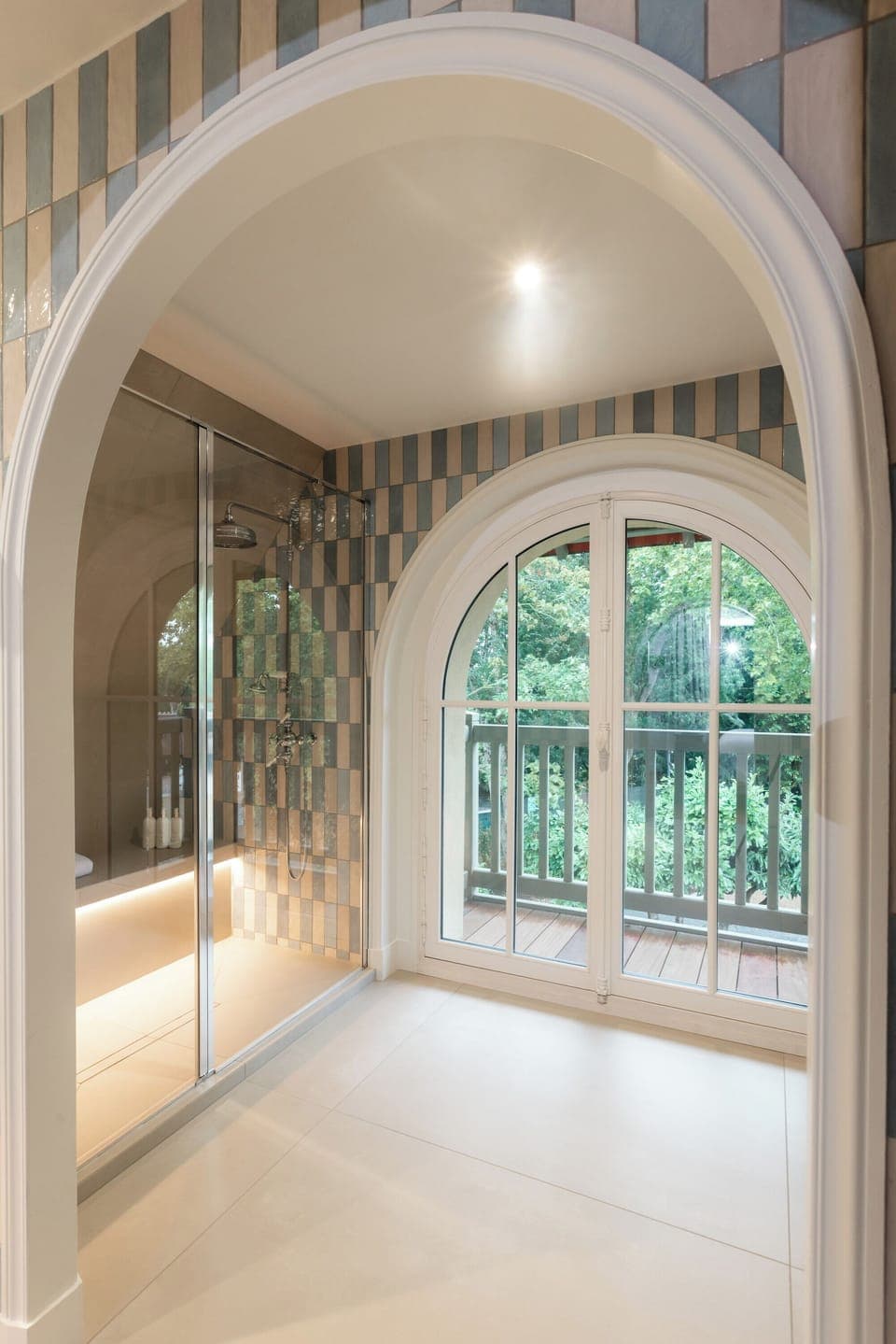 Deluxe Room, 1 King Bed | Bathroom | Hair dryer, bathrobes, slippers, towels