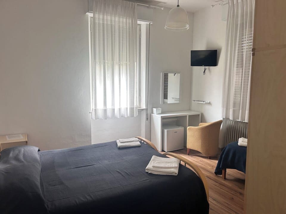 Classic Triple Room | Desk, free WiFi, bed sheets