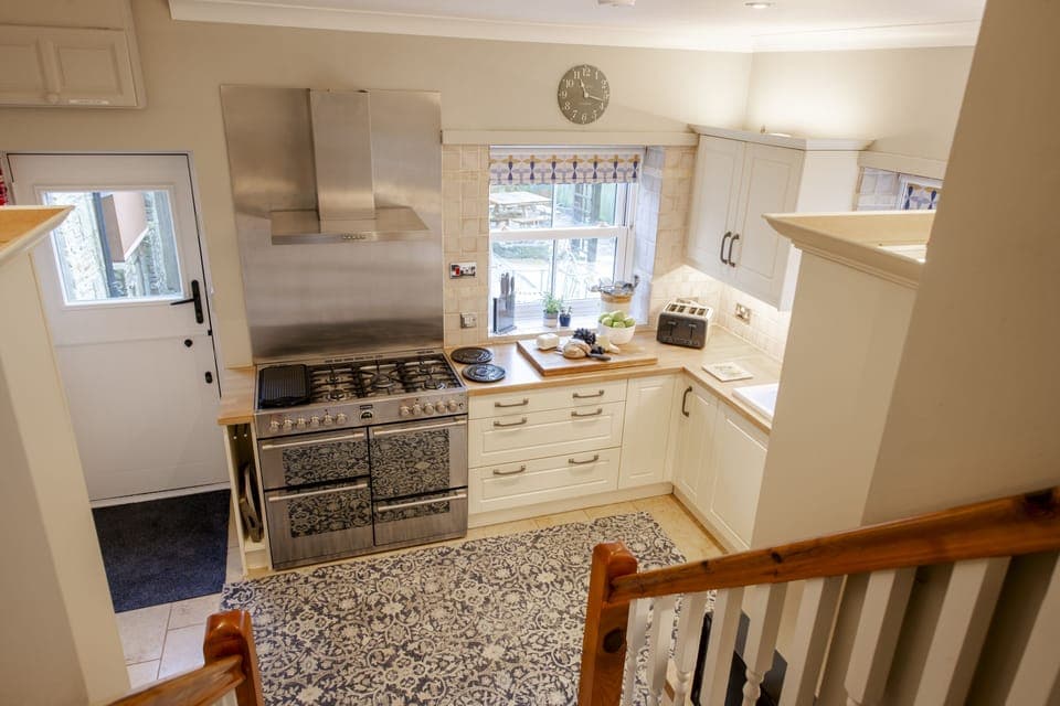 Ground floor: Steps leading down into the kitchen