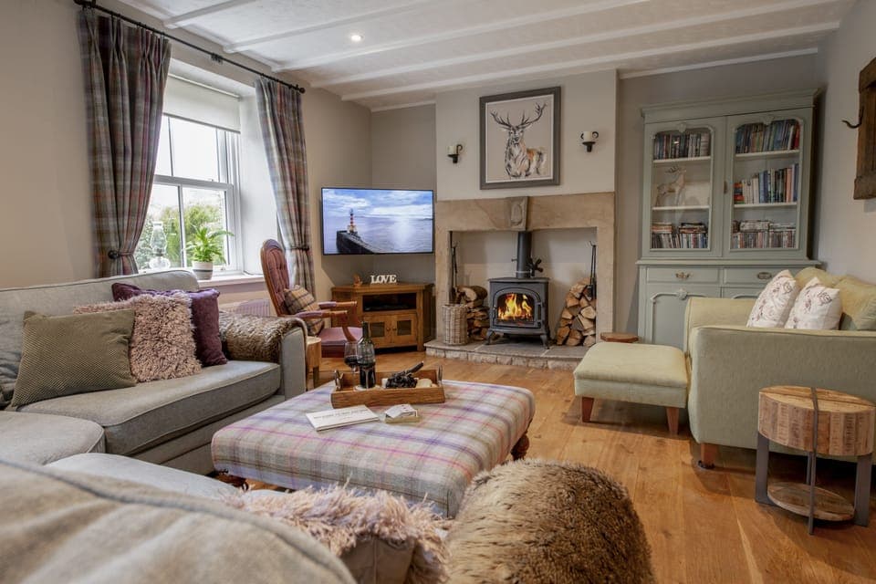 Mae Cottage, Arkengarthdale, nr Reeth: Comfortable sitting room with wood burning stove