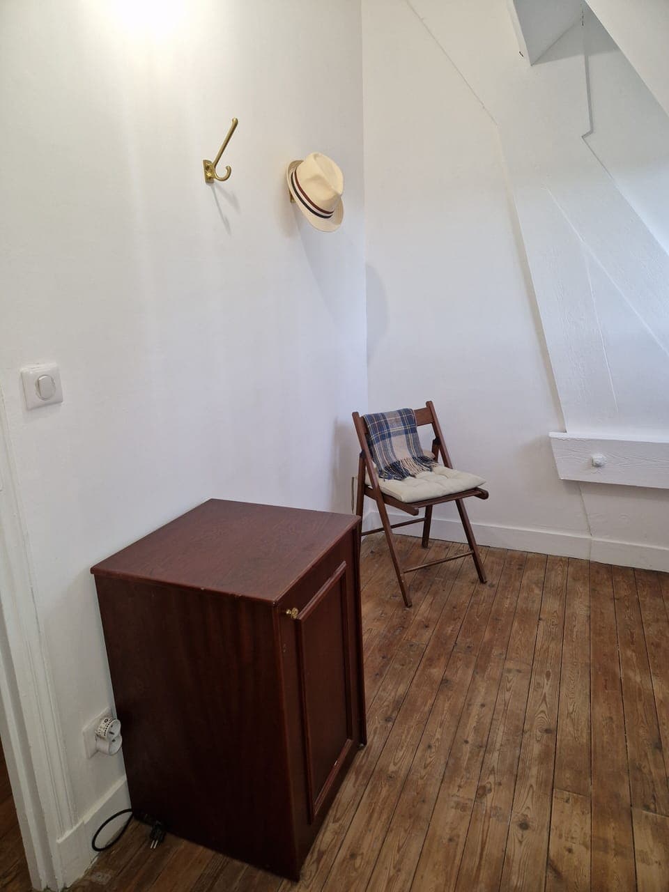 Travel crib, free rollaway beds, free WiFi, bed sheets