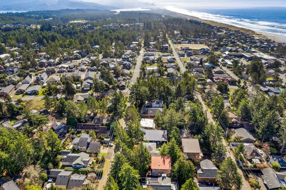 Owl's Nest is just 4 short blocks to the beach and 1 1/4 block to town