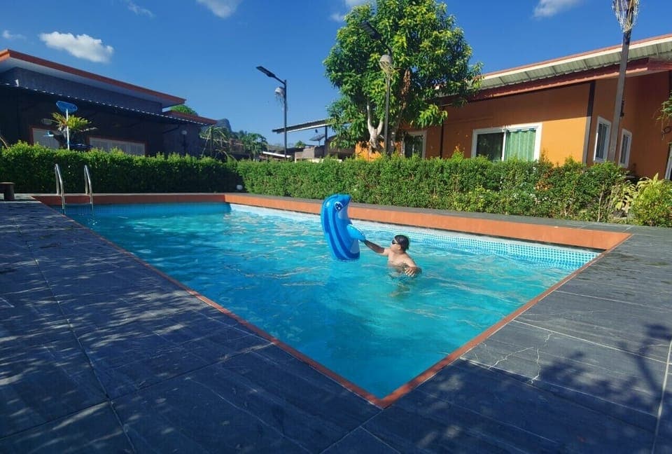 Outdoor pool, free cabanas, sun loungers