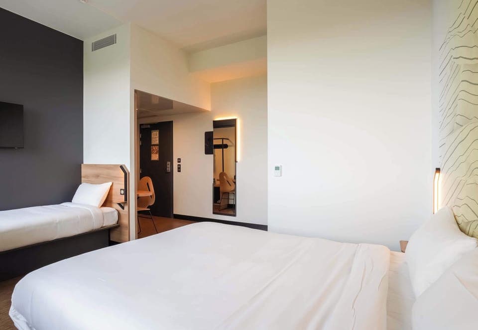 Desk, laptop workspace, soundproofing, free WiFi